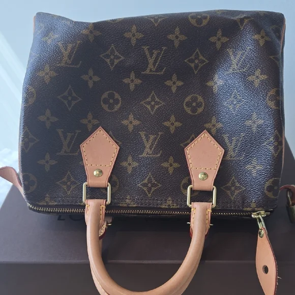 Louis Vuitton Speedy 25 with keys, box & dust bag.  Excellent Condition! - Picture 14 of 16